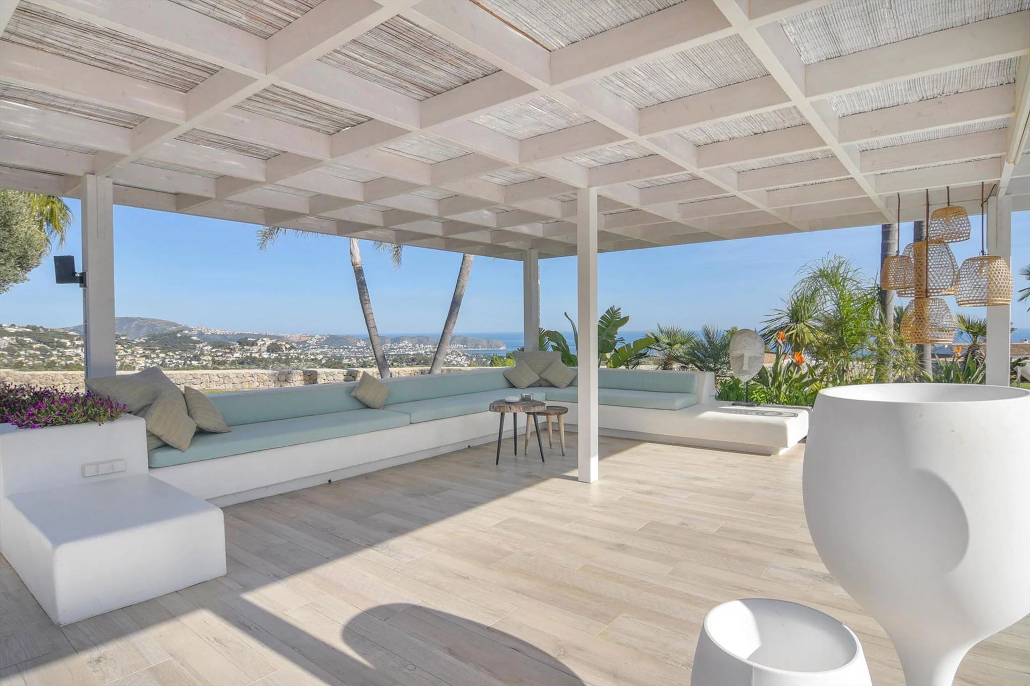 Una de las cuatro terrazas en una casa de lujo en alquiler vacacional – Aguila Rent a Villa