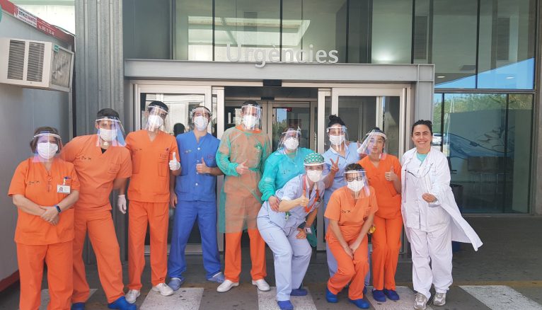 Trabajadores del hospital con pantallas protectoras donadas