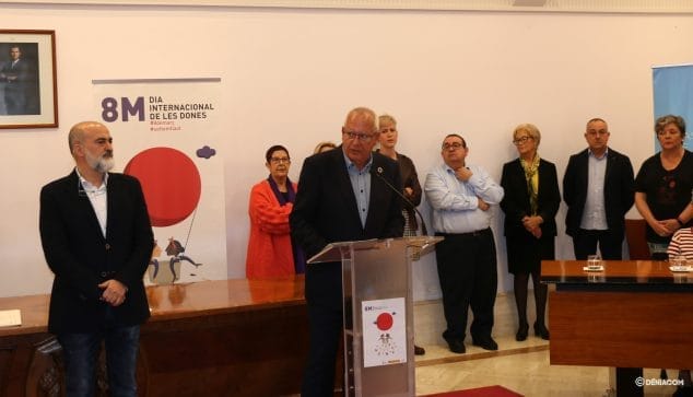 Homenaje a las alumnas de la EPA que vencieron al analfabetismo 1 Imagen: Vicent Grimalt y Javier Scotto durante el acto