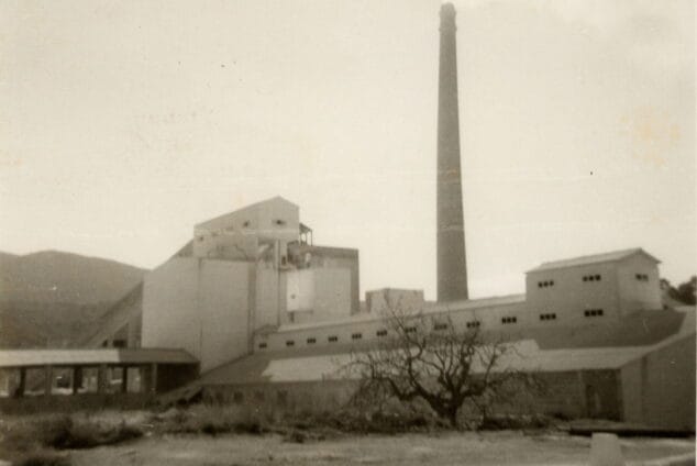 Los mejores artículos sobre Dénia para hacer más amenos estos días 1 Imagen: Vista antigua de la fábrica del Portland, tomada en 1956