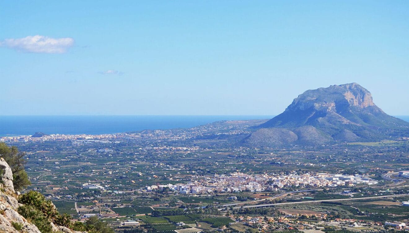 Vista general del macizo del Montgó desde la sierra cercana de Segaria
