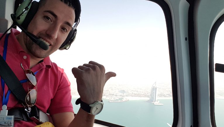 Volando sobre el hotel Burj Al Arab, el único del mundo con 7 estrellas