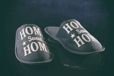 No es conveniente pasar todo el tiempo en zapatillas de estar por casa, atiende a los consejos de Clínica Podológica Estévez
