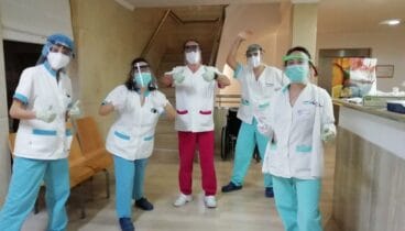 Sanitarios llevando pantallas protectoras fruto de una donación