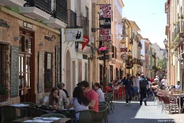 Imagen: Imagen de archivo de las terrazas de la calle Loreto, en Dénia