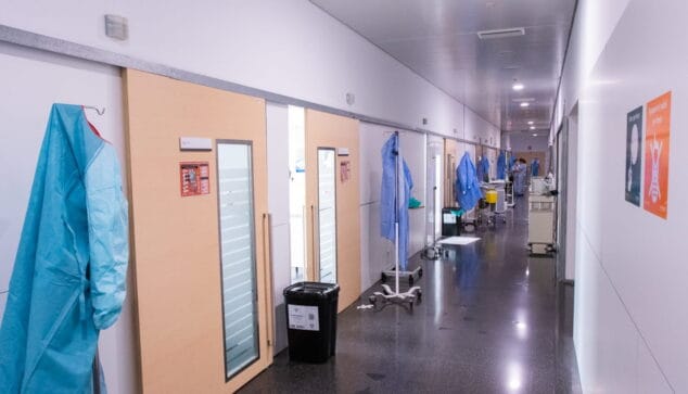 El número de contagios entre sanitarios del hospital asciende a 53 1 Imagen: Circuito específico de coronavirus en Urgencias de Dénia