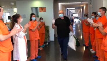 despedida de un alta de coronavirus en el hospital