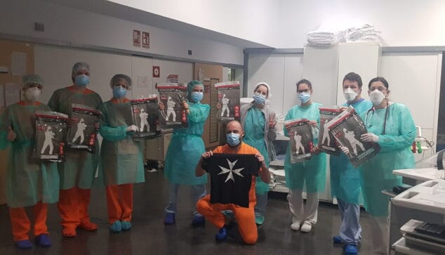 Imagen: Donación de las filaes al personal de Urgencias