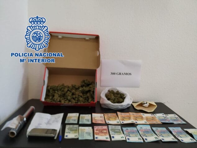 La Policía Nacional detiene en Dénia a una persona a la que sorprendieron vendiendo droga 1 Imagen: Droga intervenida en Dénia