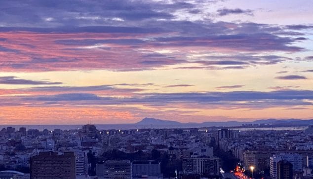 El Montgó imponente en el horizonte de la capital valenciana 3 Imagen: El Montgó visto desde València