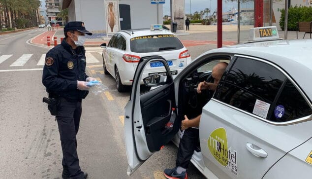 Imagen: Entrega de mascarillas a taxis