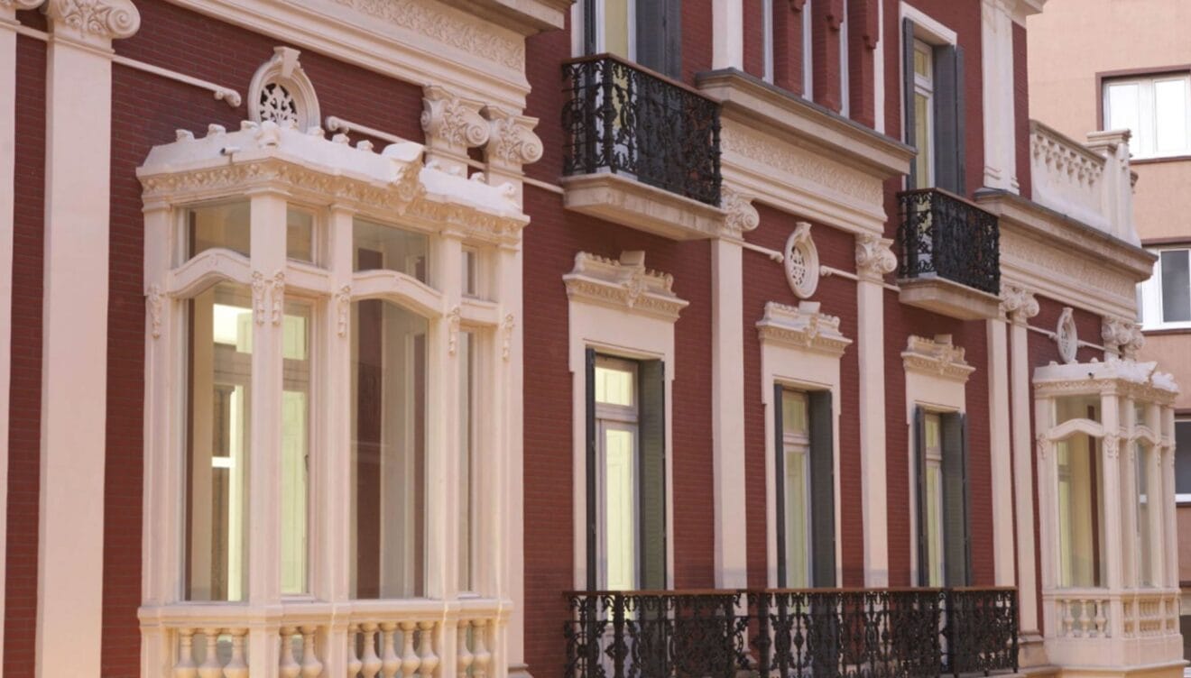 Detalle de la fachada del Instituto Juan Gil-Albert