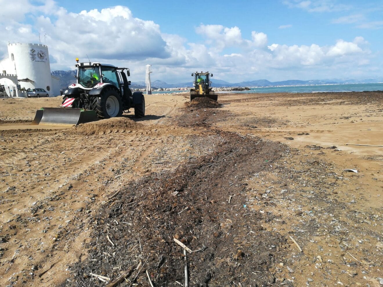 Tareas de limpieza de playas en Dénia hace unas semanas