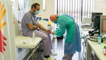 los trabajadores del hospital se protegen ante el coronavirus