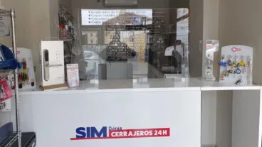 Mampara de protección instalada en el mostrador de SIM Dénia