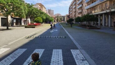 nincc83os paseando por la calle la via