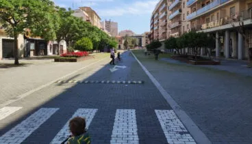 Niños paseando por la calle La Vía