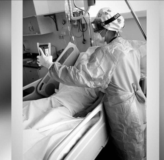 Momento en que una enfermera del Hospital de Dénia contacta con familiares de un paciente de COVID 19 1 Imagen: Personal sanitario contacta con familiares de los pacientes