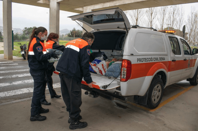 Las empresas se solidarizan con Dénia para ayudar en tiempos de coronavirus 4 Imagen: Proteccion Civil entrega donaciones al Hospital de Denia