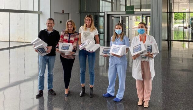 Imagen: Rockmantic hace entrega de las tablets al hospital