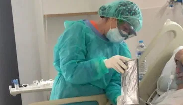 sanitario con paciente en el hospital de denia