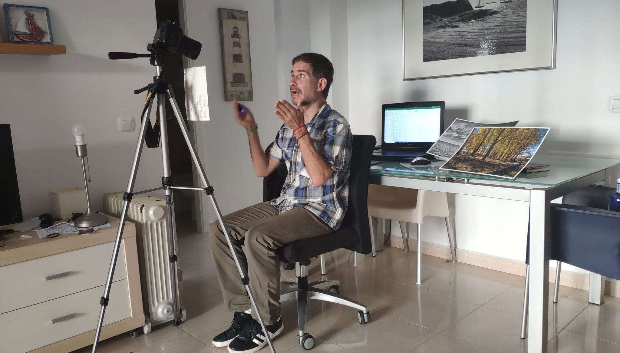 El profesor del IES Sorts de la Mar de Dénia que se ha transformado en youtuber esta cuarentena, en una imagen durante una grabación