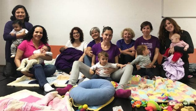 Imagen: Taller de lactancia del Grup Nodrissa durante el pasado Dia de la Dona, el 8 de marzo