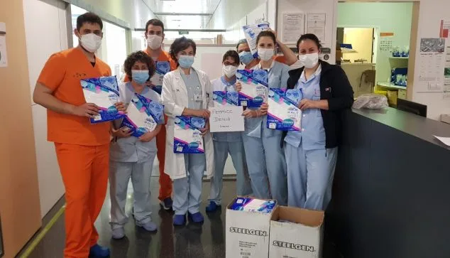 La FEMMICC se une a las muestras solidarias con el Hospital entregando material EPI a Urgencias y UCI 2 Imagen: Trabajadores del hospital con el nuevo material EPI