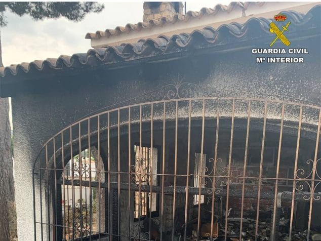 Imagen: Una casa envuelta en llamas