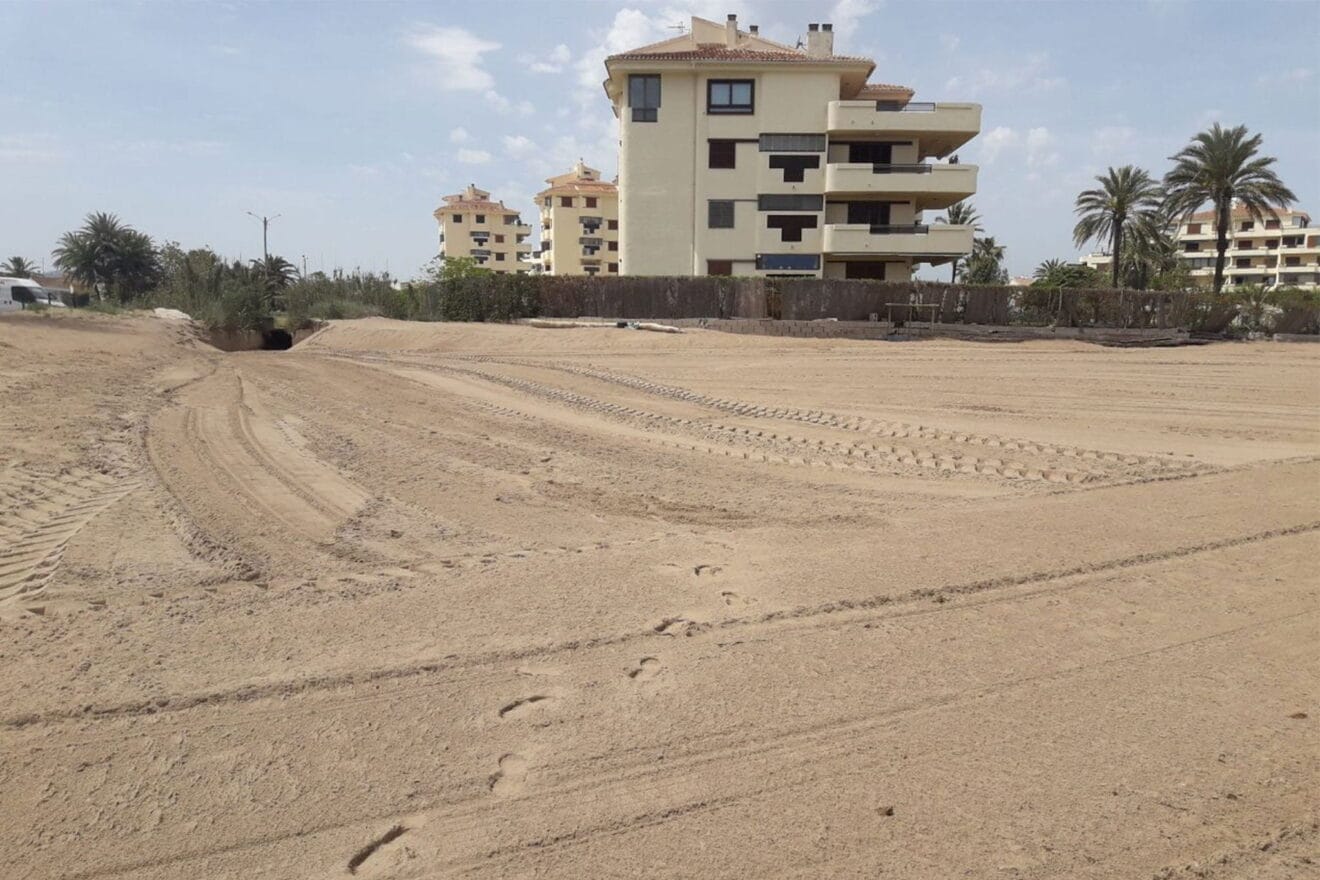 Limpieza y acondicionamiento de las playas de Dénia para el verano 2020