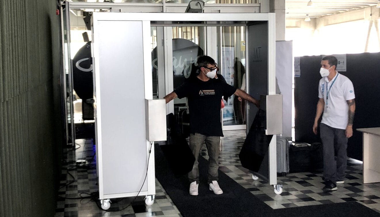 Arco de temperatura instalado en la estación de Dénia