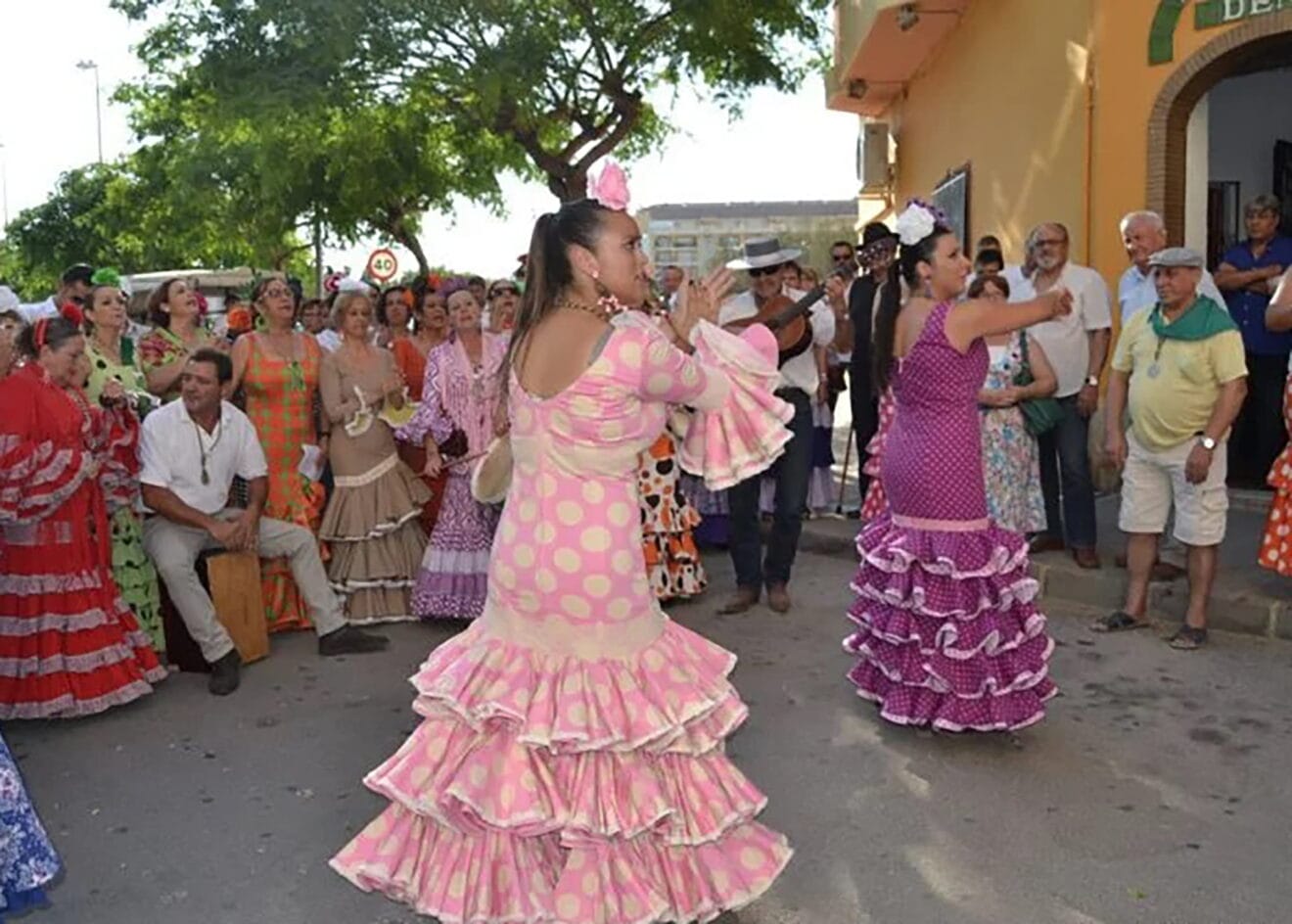 Asistentes a la Romería del Rocío bailando