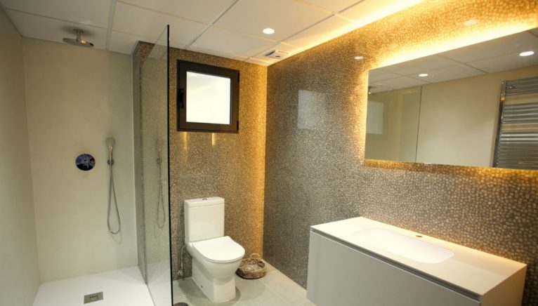 Uno de los cuatro baños de una propiedad de lujo de estilo ibicenco en venta en Moraira - Fine & Country Costa Blanca Norte