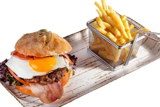 Terraza, servicio a domicilio y para recoger en Restaurante Ammos a partir del lunes 11 de mayo 6 burger en javea restaurante ammos