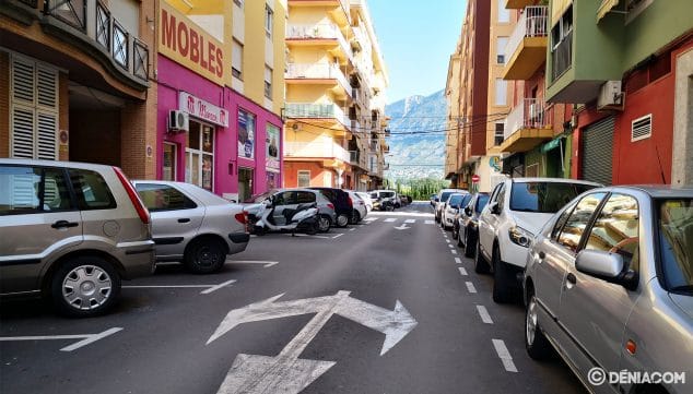 ¿Por qué hay una calle en Dénia dedicada al general romano Sertorio? Sumérgete en "Calle a calle" 3 Imagen: Vista de la calle Sertorio de Dénia, con el Montgó al fondo