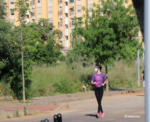 Los deportistas dianenses vuelven a la calle 2 corredora con mascarilla en denia