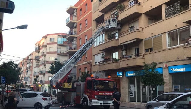 El susto por el desprendimiento de parte de una fachada obliga de nuevo a cerrar una calle de Dénia 1 Imagen: Desprendimiento en Patricio Ferrándiz