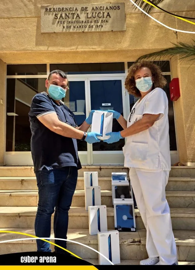 Cyber Arena dona tablets a la Residencia de Ancianos Santa Llúcia 1 Imagen: Entrega de las tablets a la Residencia de Ancianos Santa Llúcia
