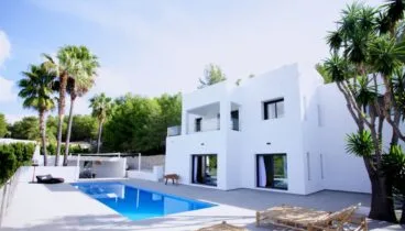 Fachada de una propiedad de lujo de estilo ibicenco en venta en Moraira – Fine & Country Costa Blanca Norte