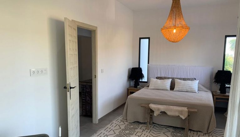 Una de las cuatro habitaciones de una propiedad de lujo de estilo ibicenco en venta en Moraira - Fine & Country Costa Blanca Norte