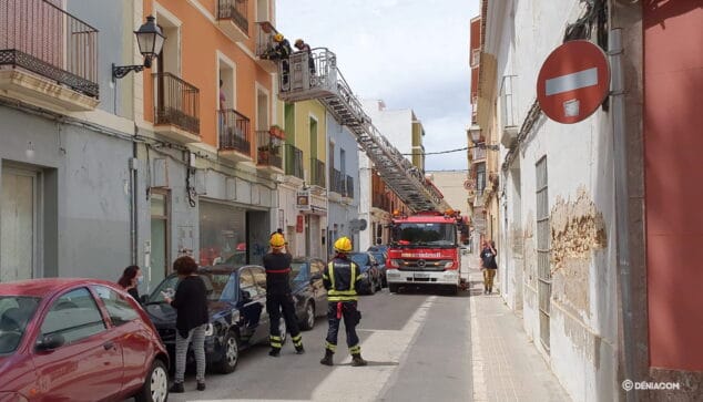 Imagen: Labores de evaluación de la fachada por los bomberos