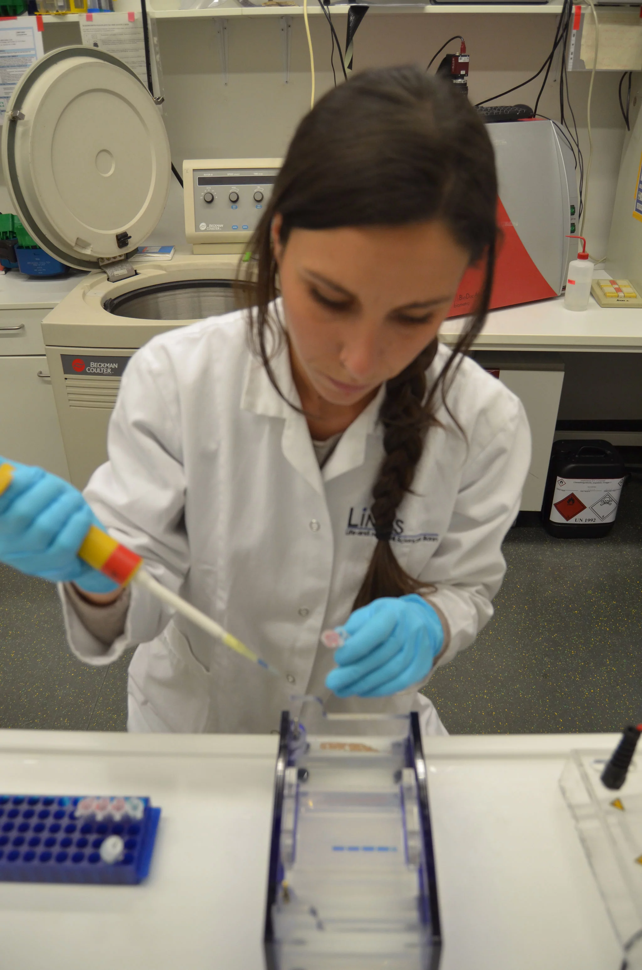 La intensa labor de investigación en el laboratorio absorbe la mayor parte del tiempo de la investigadora dianense