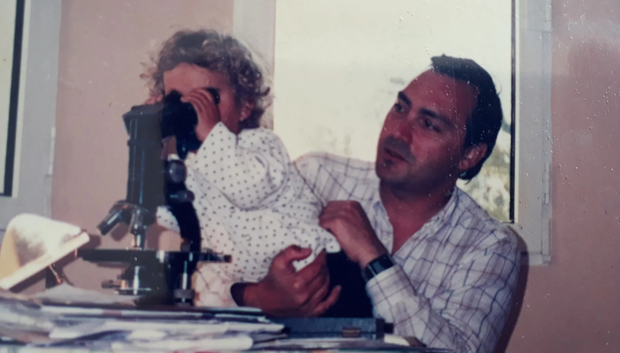 Una foto para el recuerdo: Lucía y su padre delante del microscopio