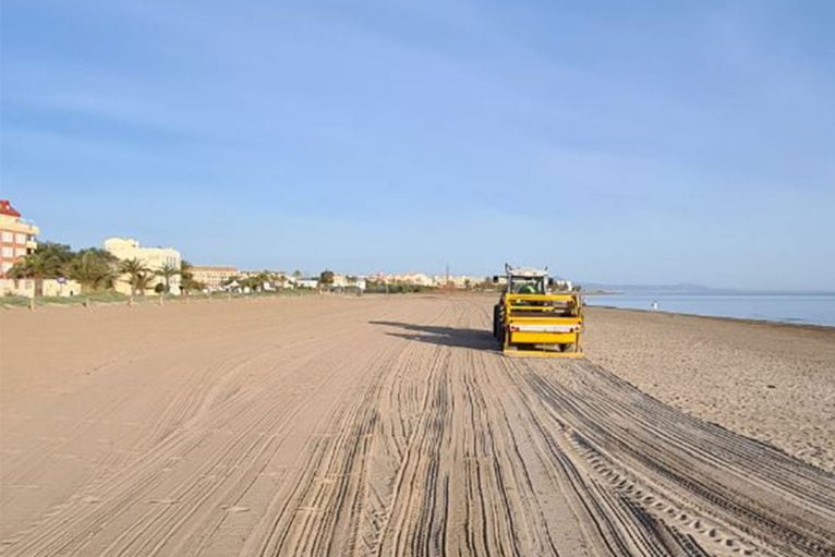 Machine working yesterday in work of conditioning the beaches of Dénia