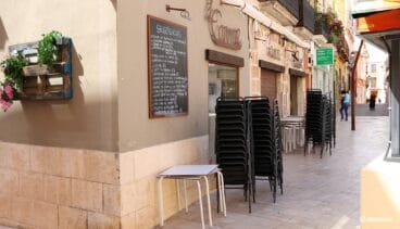 Mesas y sillas recogidas de una terraza dianense
