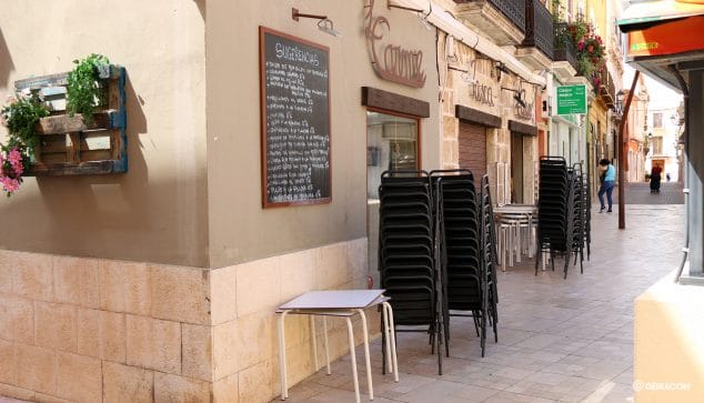 Imagen: Mesas y sillas recogidas de una terraza dianense