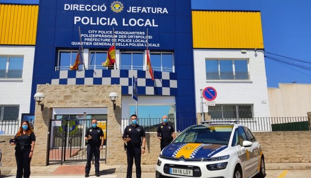 Imagen: Minuto de silencio frente a la comisaría de la Policía Local