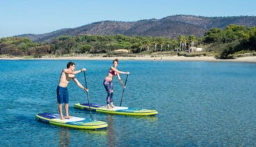 Pareja practicando Paddle Surf