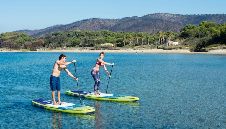 Pareja practicando Paddle Surf