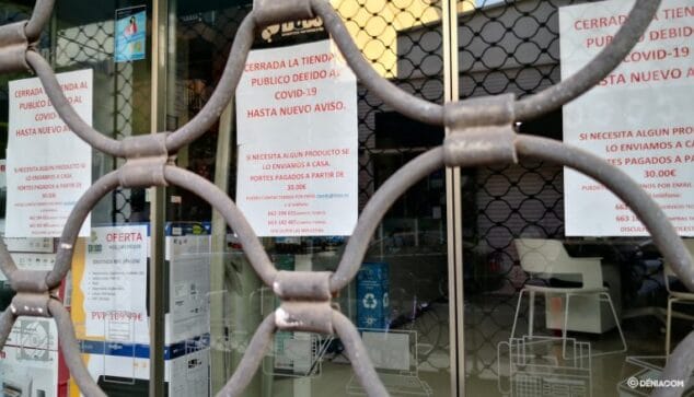 persiana bajada de un comercio de denia por el estado de alarma